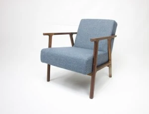 Moduss model Easy Een ranke elegante houten fauteuil in beide winkels aanwezig